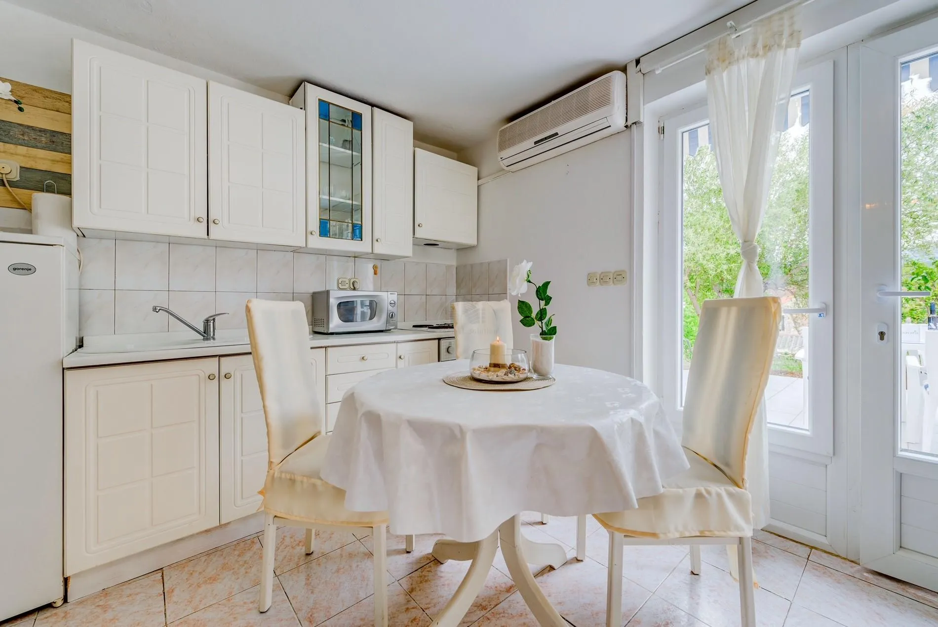 hvar- vrboska, kuća 200 m2, 100 m od mora, 4 apartmana - slika 17