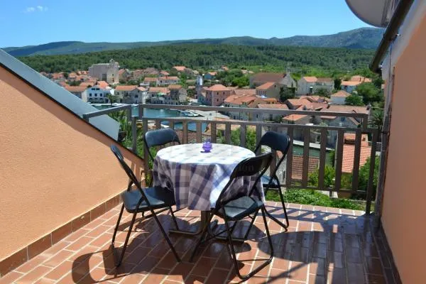hvar- vrboska, kuća 200 m2, 100 m od mora, 4 apartmana - slika 1