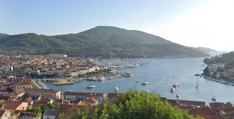 Otok Korčula, Vela Luka, građevinsko zemljište 650 m2 uz more, sa građevinskom dozvolom za hotel