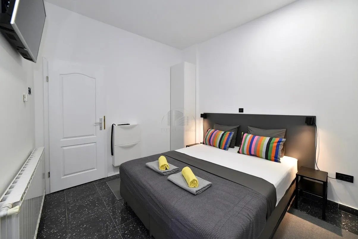 zagreb, strogi centar, 3 apartmana + tavan ukupne površine 203 m2, uhodan dnevni najam - slika 11