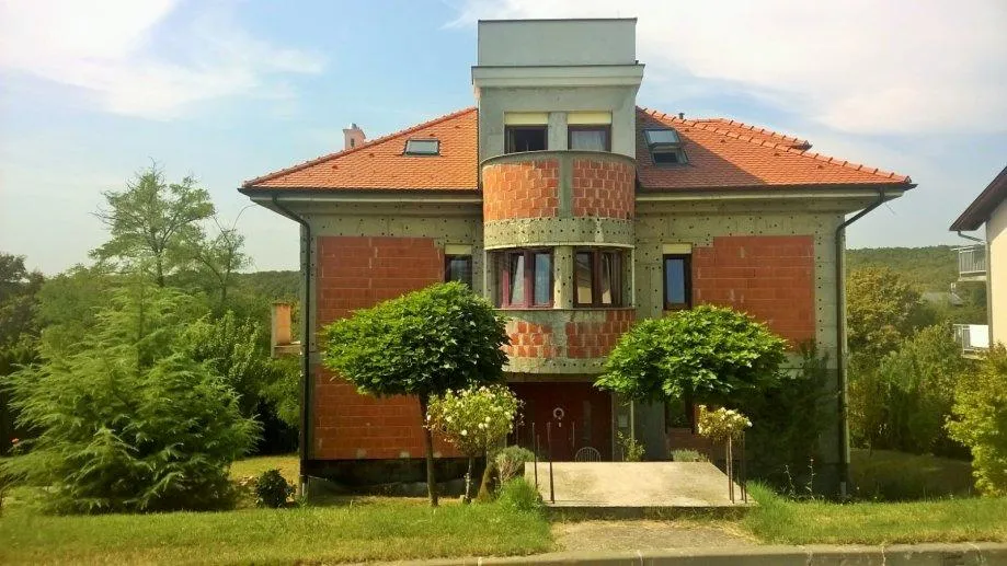 Zagreb, Podsljeme, djelomično dovršena vila poršine 650 m2 na parceli 3500 m2