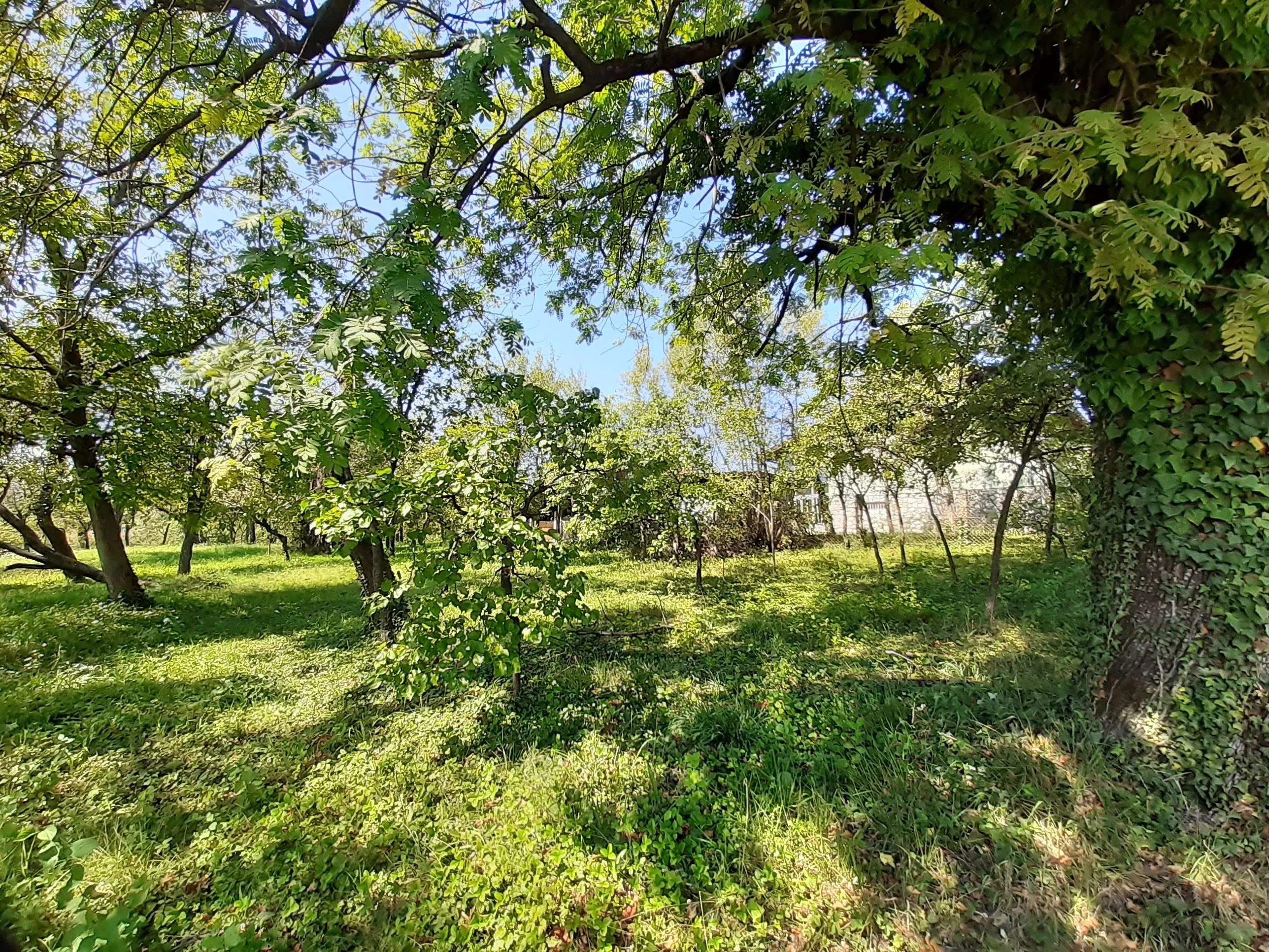 Zagreb, Mikulići, zemljište ukupne površine 2400 m2 (širina fronte 44 m)
