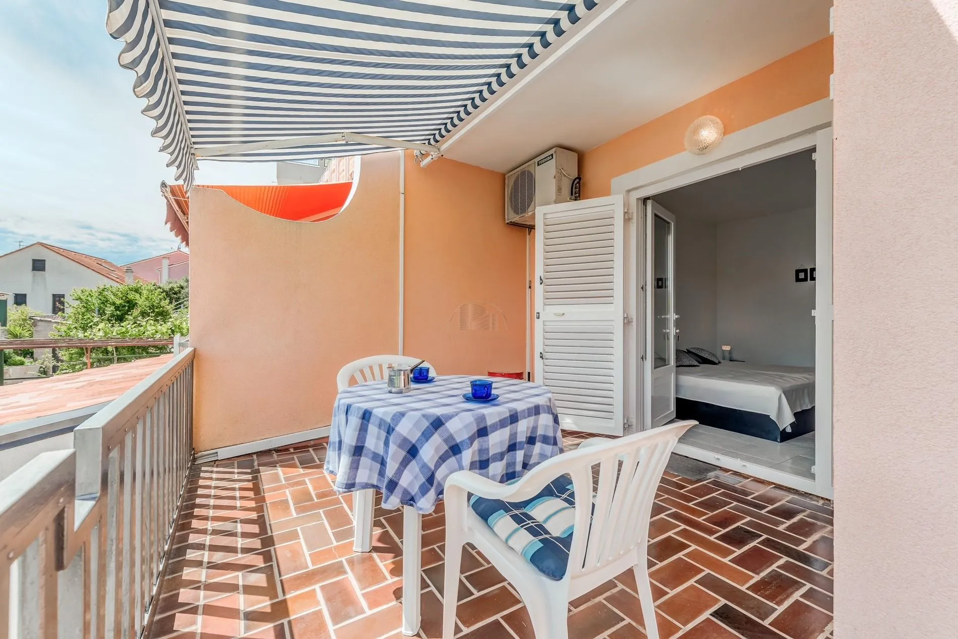 hvar- vrboska, kuća 200 m2, 100 m od mora, 4 apartmana - slika 9