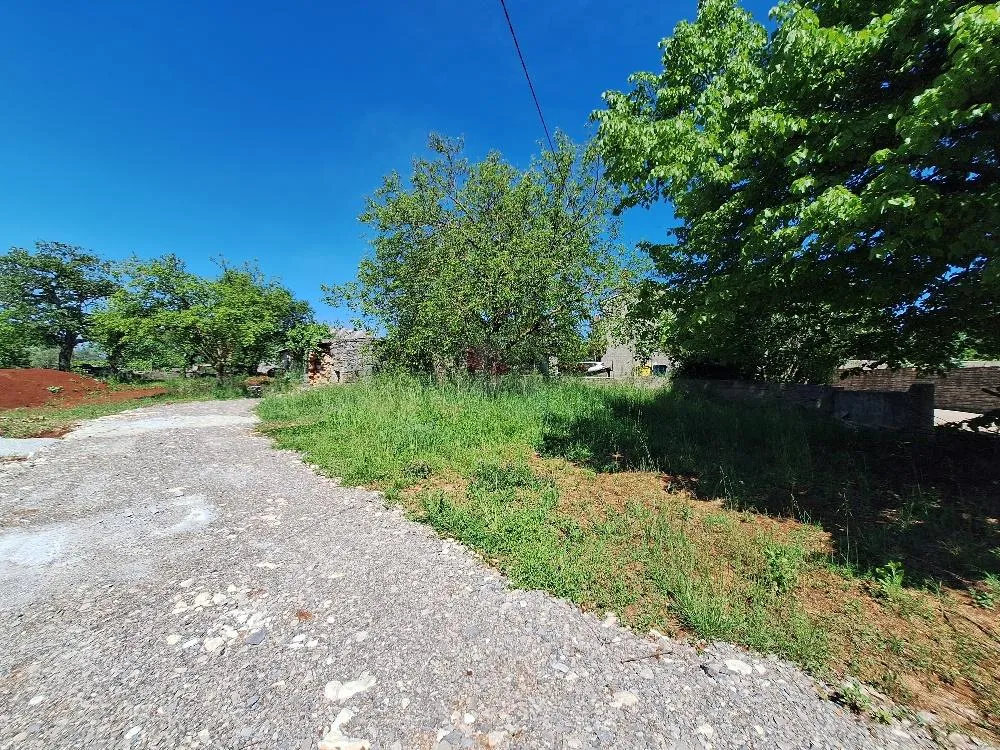 Istra, okolica Barbana, građ. zemljište 1000 m2 sa dva ucrtana objekta
