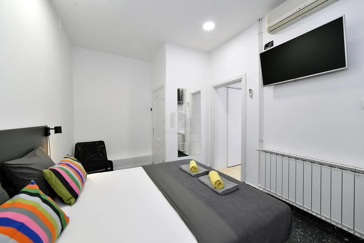 zagreb, strogi centar, 3 apartmana + tavan ukupne površine 203 m2, uhodan dnevni najam - slika 10