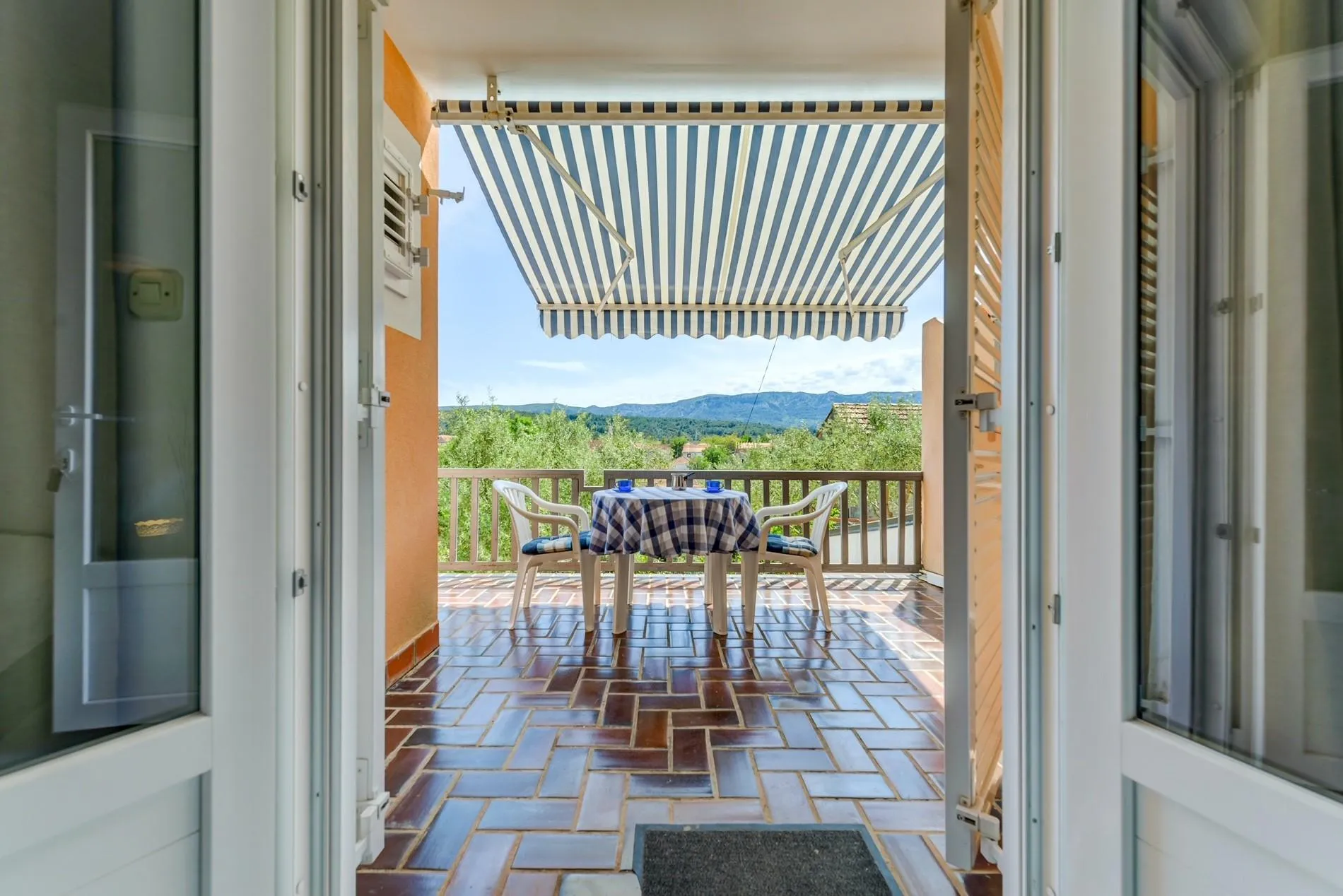 hvar- vrboska, kuća 200 m2, 100 m od mora, 4 apartmana - slika 6