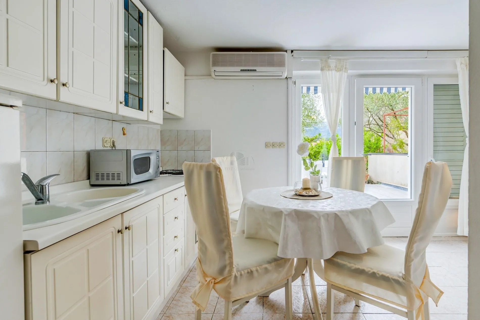 hvar- vrboska, kuća 200 m2, 100 m od mora, 4 apartmana - slika 15