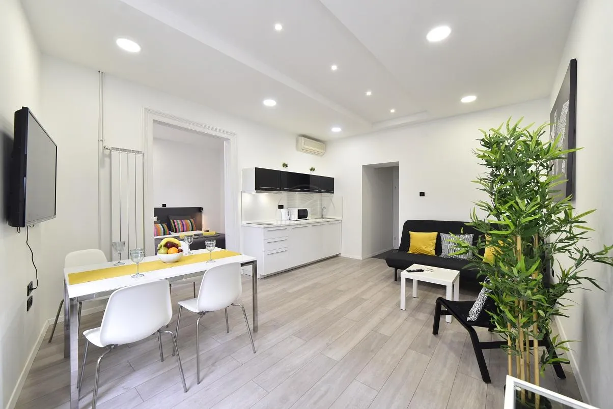 zagreb, strogi centar, 3 apartmana + tavan ukupne površine 203 m2, uhodan dnevni najam - slika 2