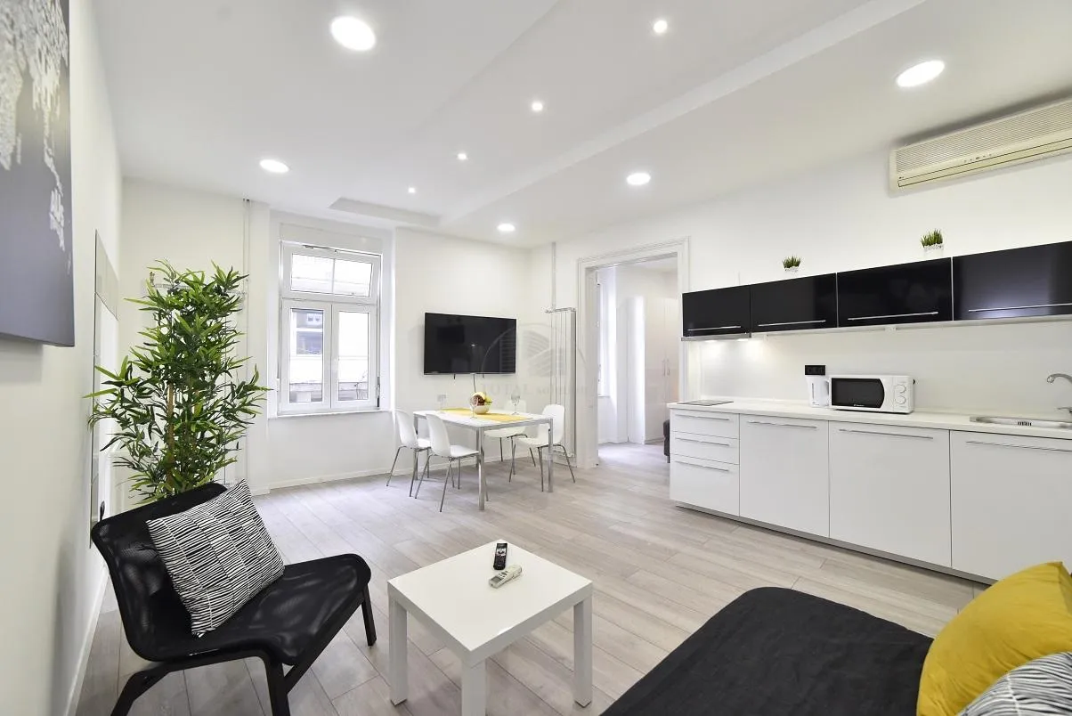 Zagreb, strogi centar, 3 apartmana + tavan ukupne površine 203 m2, uhodan dnevni najam