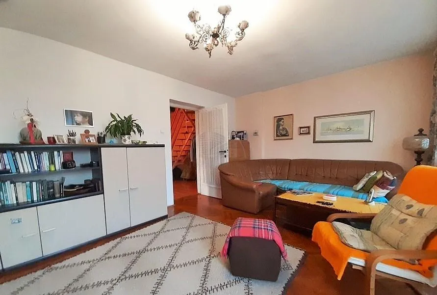 Zagreb, Maksimir- Lašćina, odlična lokacija, kuća površine 194 m2, 250 m od Petrove ulice i 500 m od Maksimirske ulice