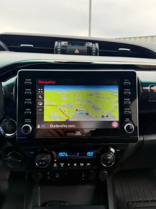 toyota hilux invincible 2.8 full - slika 13