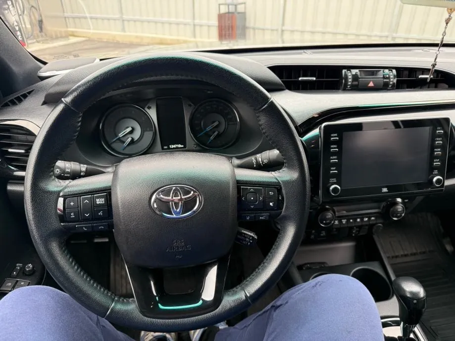 toyota hilux invincible 2.8 full - slika 14