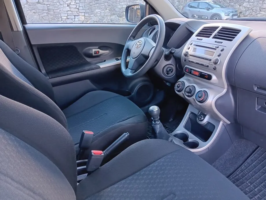 toyota urban cruiser 1,33,servisna,reg.do 08/2026 - slika 9