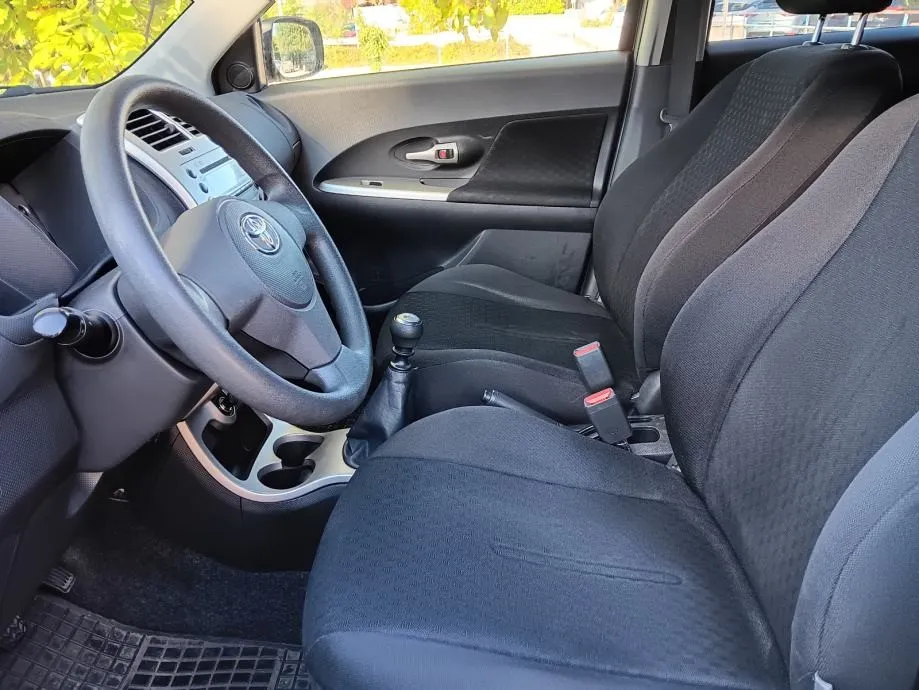 toyota urban cruiser 1,33,servisna,reg.do 08/2026 - slika 11