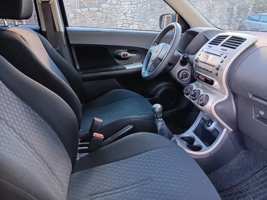 toyota urban cruiser 1,33,servisna,reg.do 08/2026 - slika 12