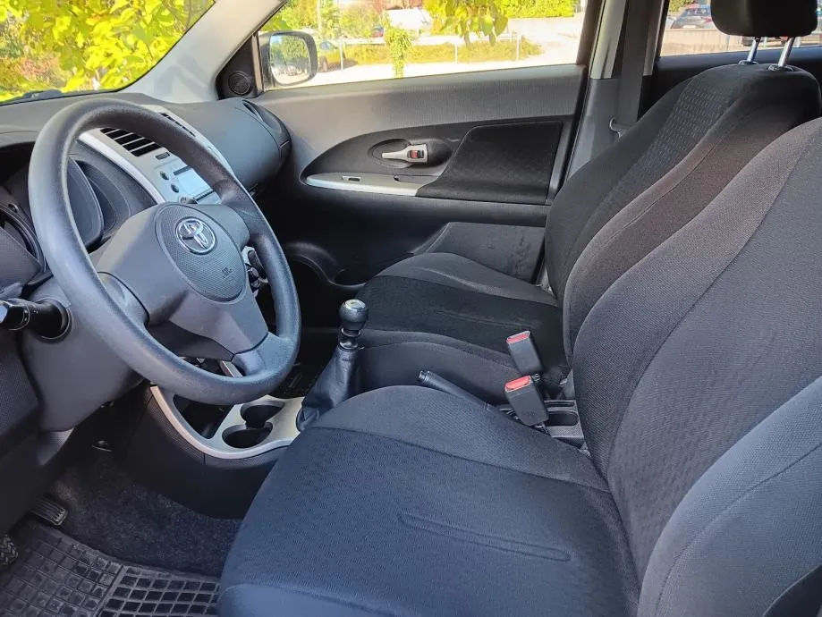 toyota urban cruiser 1,33,servisna,reg.do 08/2026 - slika 14