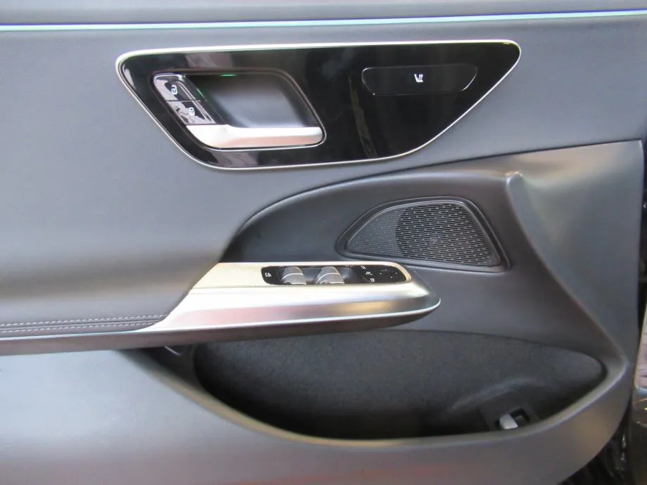 mercedes-benz e-klasa 220 d amg line - slika 14