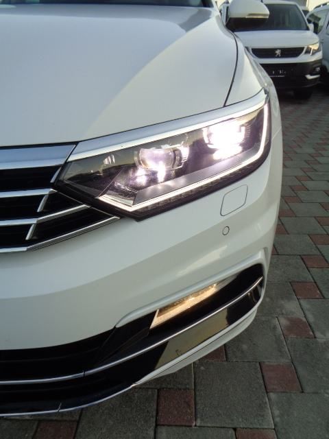 vw passat variant 2,0 tdi r line/led/navi/gr.sj./temp/pdc/ambl/alu18 - slika 19