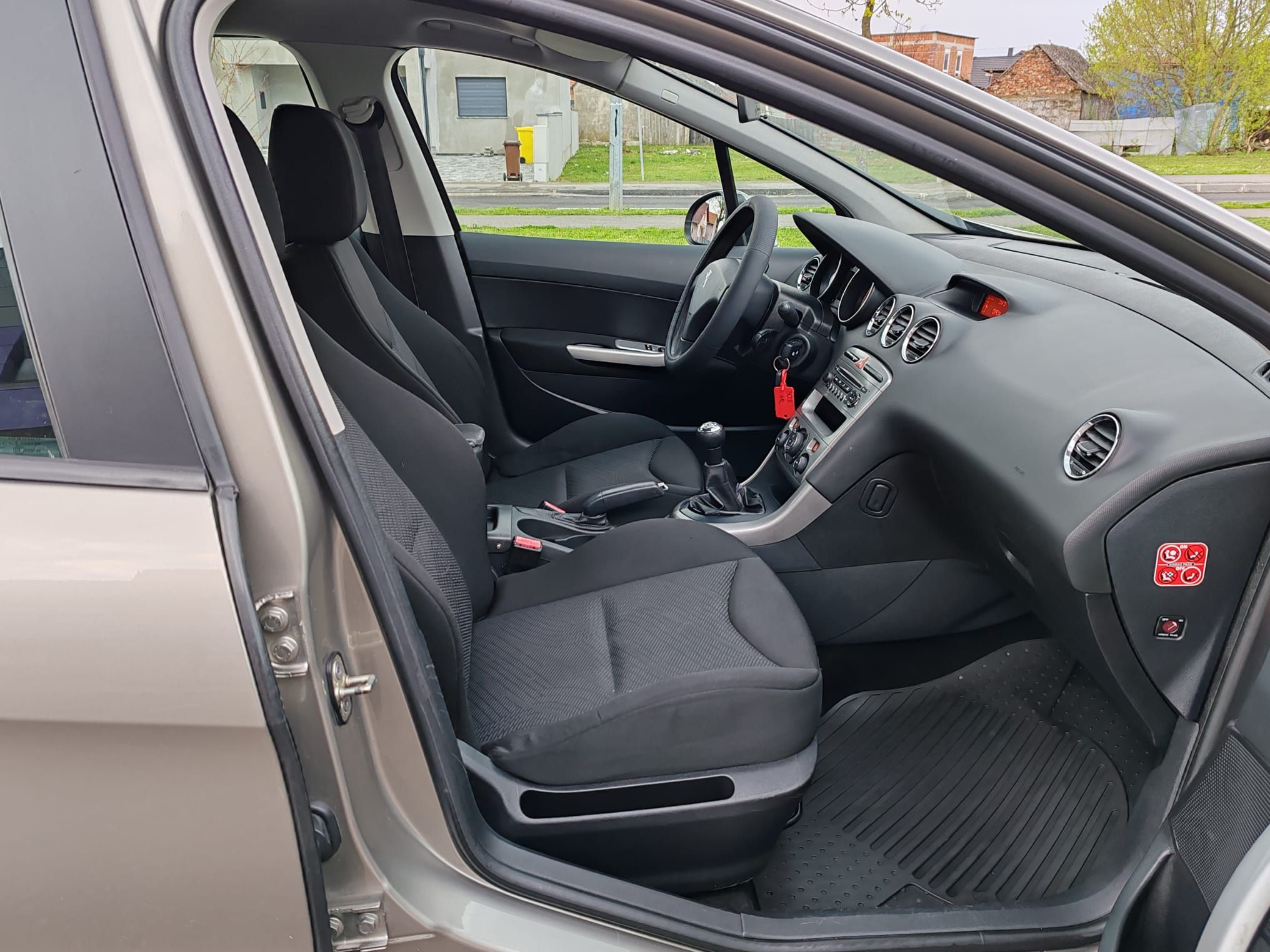 peugeot 308 1,6 hdi 275000 km , 2011, reg-02/26 - slika 10