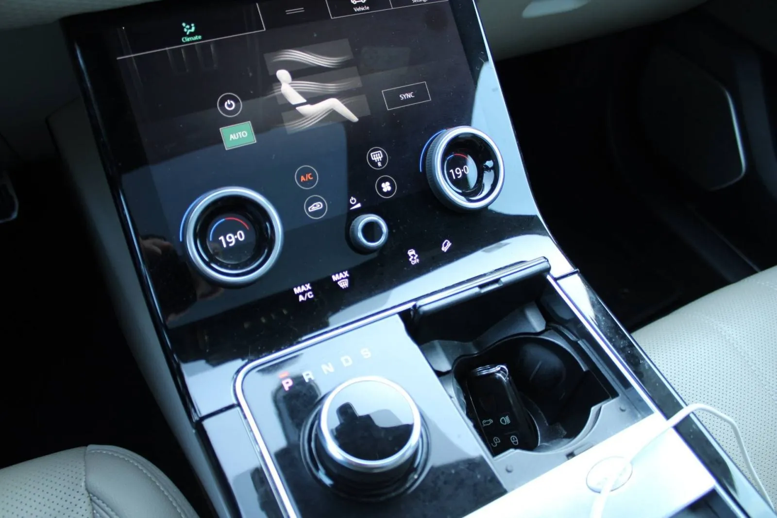 land rover range rover velar 2.0d automatik *led, navigacija, kamera* - slika 19