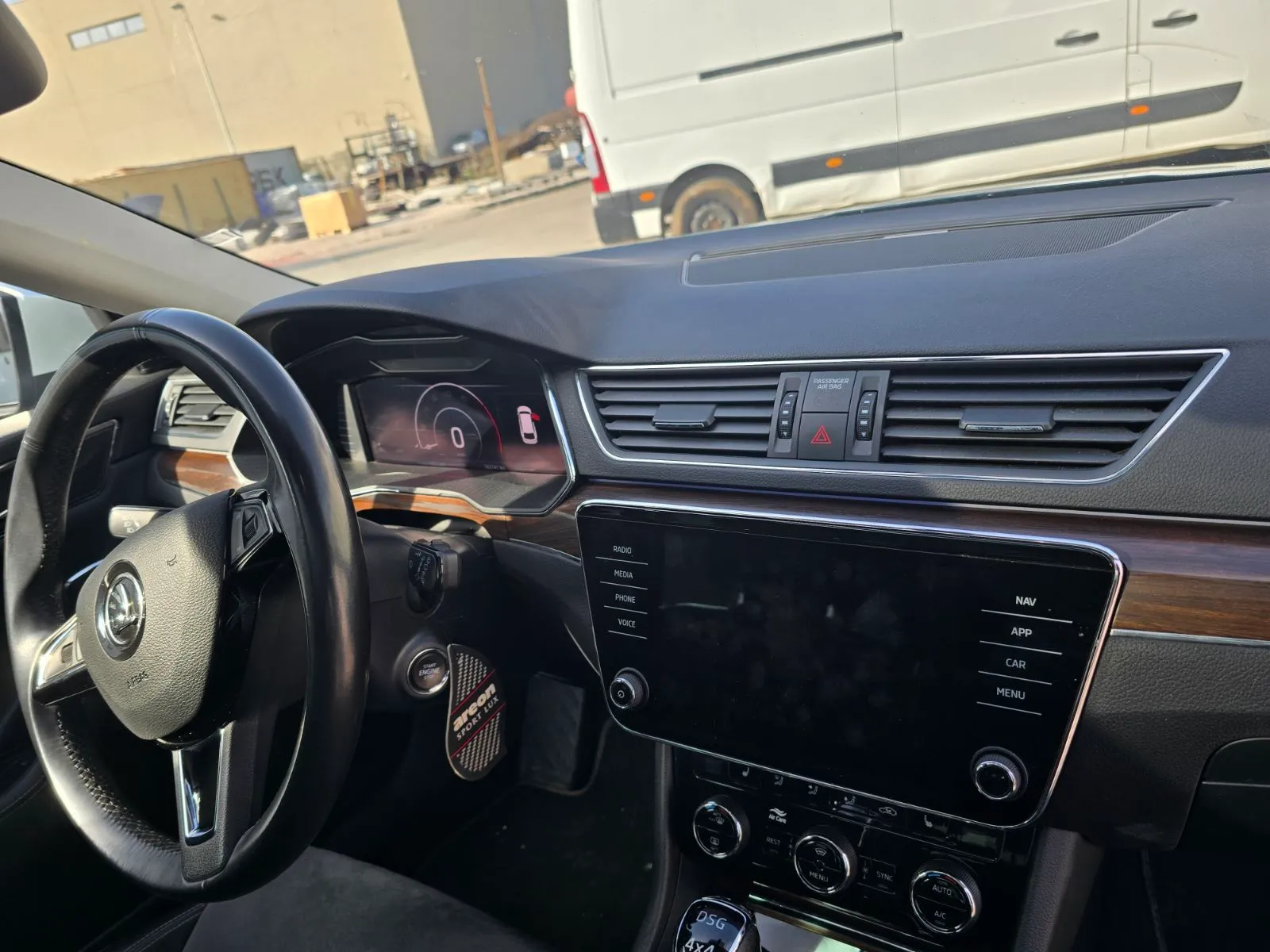 škoda superb combi 2.0 tdi scout 4x4 dsg - slika 5