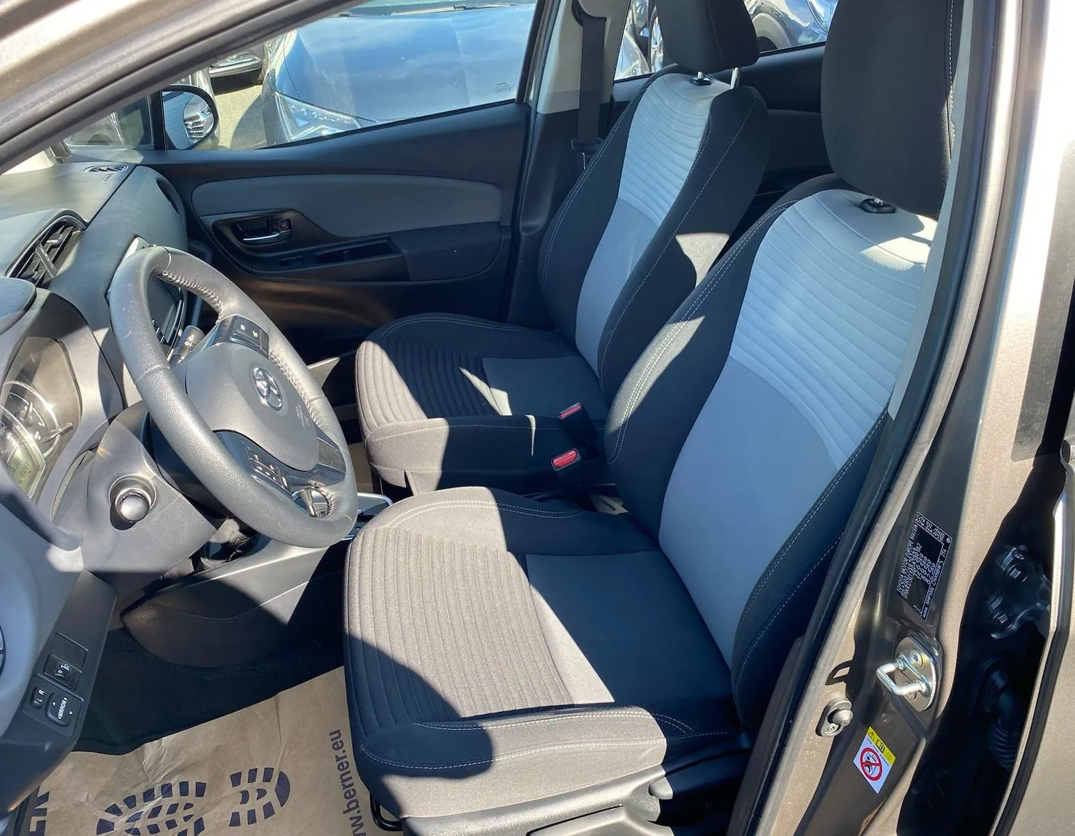 toyota yaris hybrid , 2 godine jamstva,registriran,nove gume - slika 16