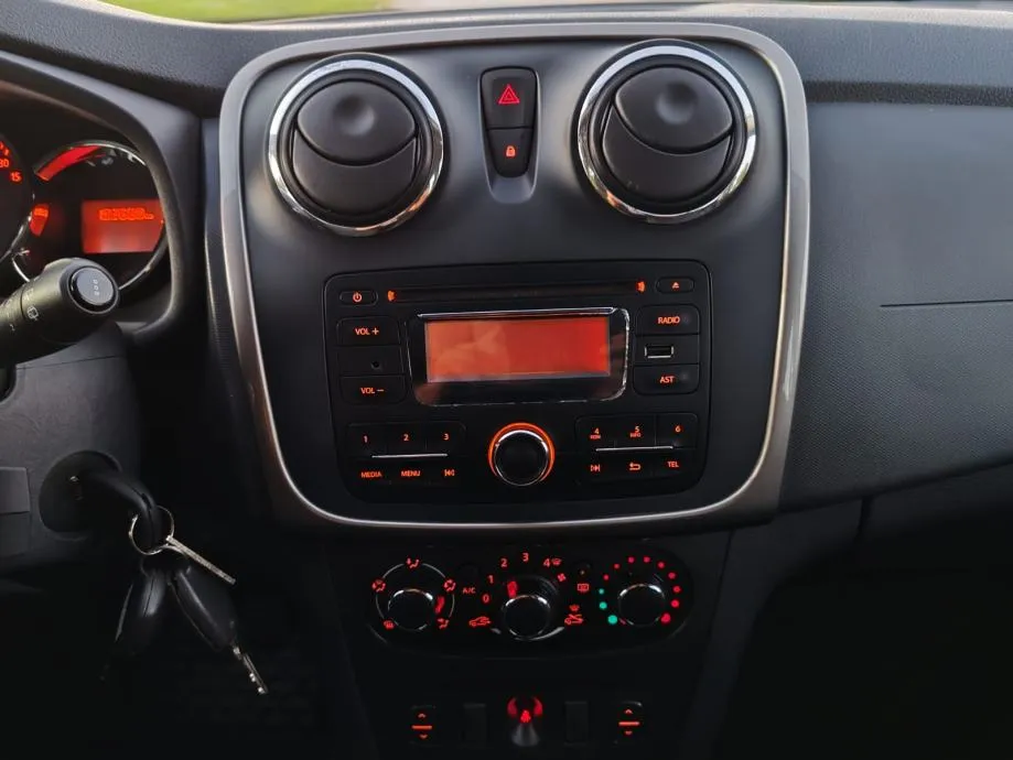 dacia sandero 1,2 16v 2015 g. 102000 k - slika 14
