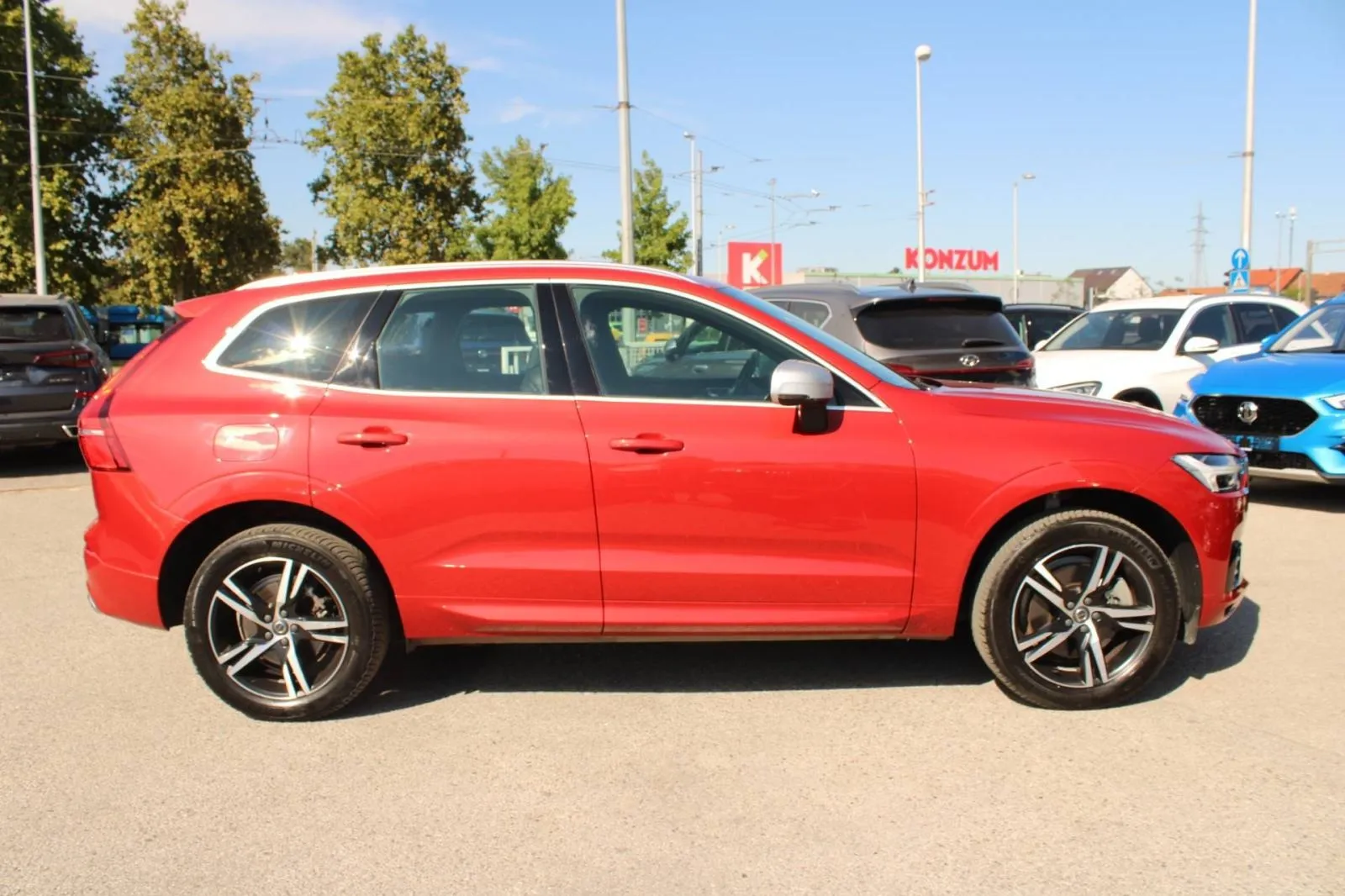 volvo xc60 t8 recharge awd r-design *panorama, led, navigacija* - slika 4