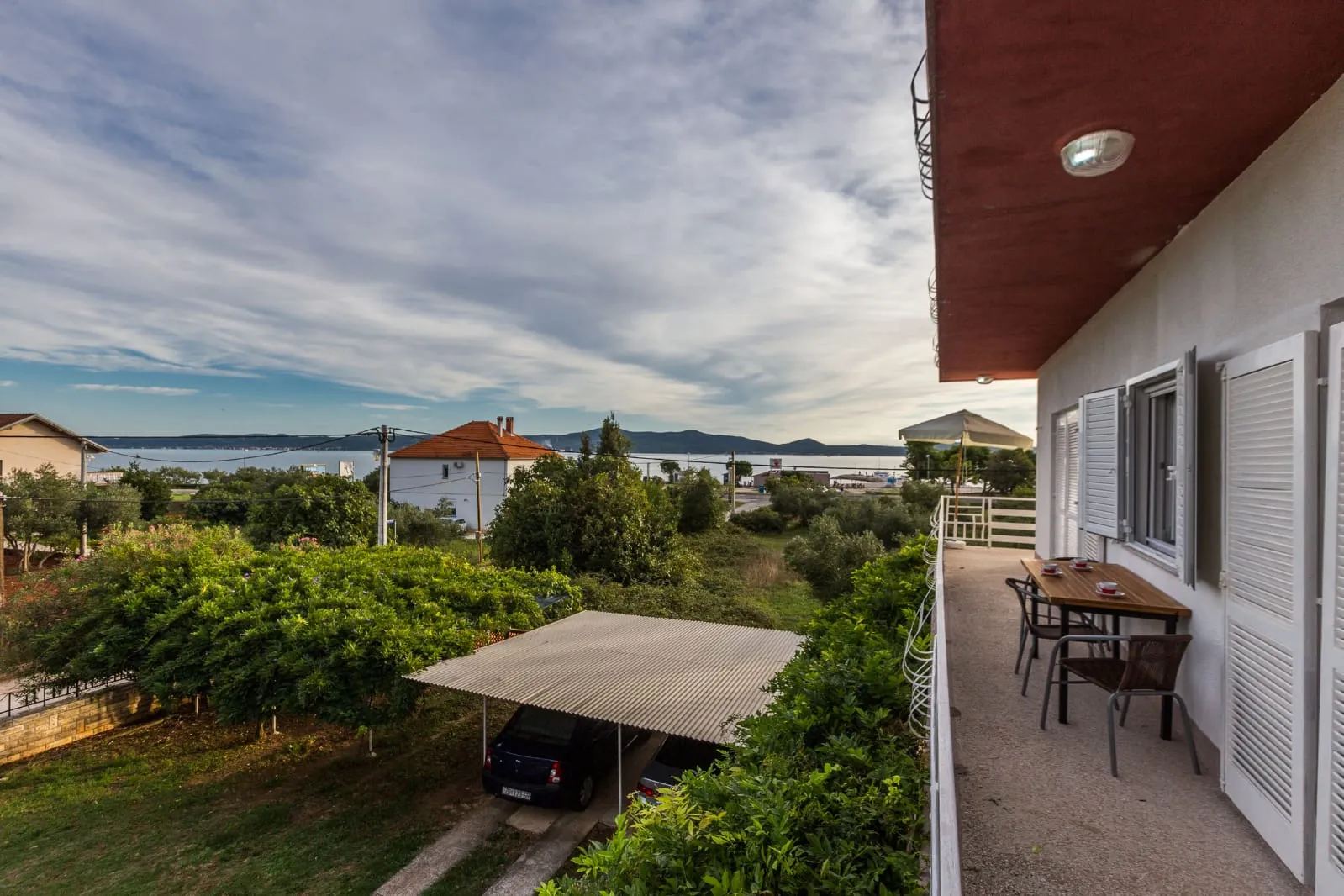 app 4+1, od 49 e, 100 m od betonske i šljunčane plaže, veliki balkon - slika 12