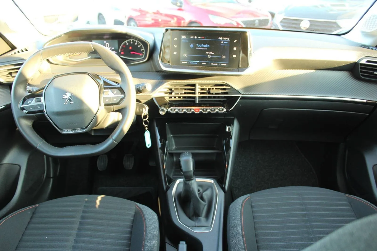 peugeot 208 1.2 puretech - slika 12