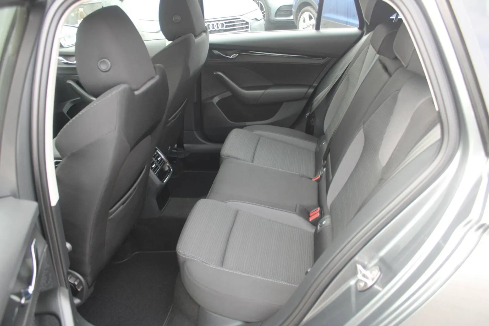 škoda octavia combi 2.0 tdi dsg *led, navigacija* - slika 19