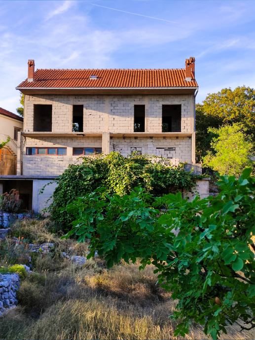 gornji humac (brač) - građevinsko zemljište s nedovršenom kućom - slika 13