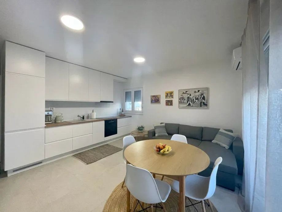 jednosoban stan s terasom i vrtom kaštel stari, 40.00 m2, novogradnja - slika 5