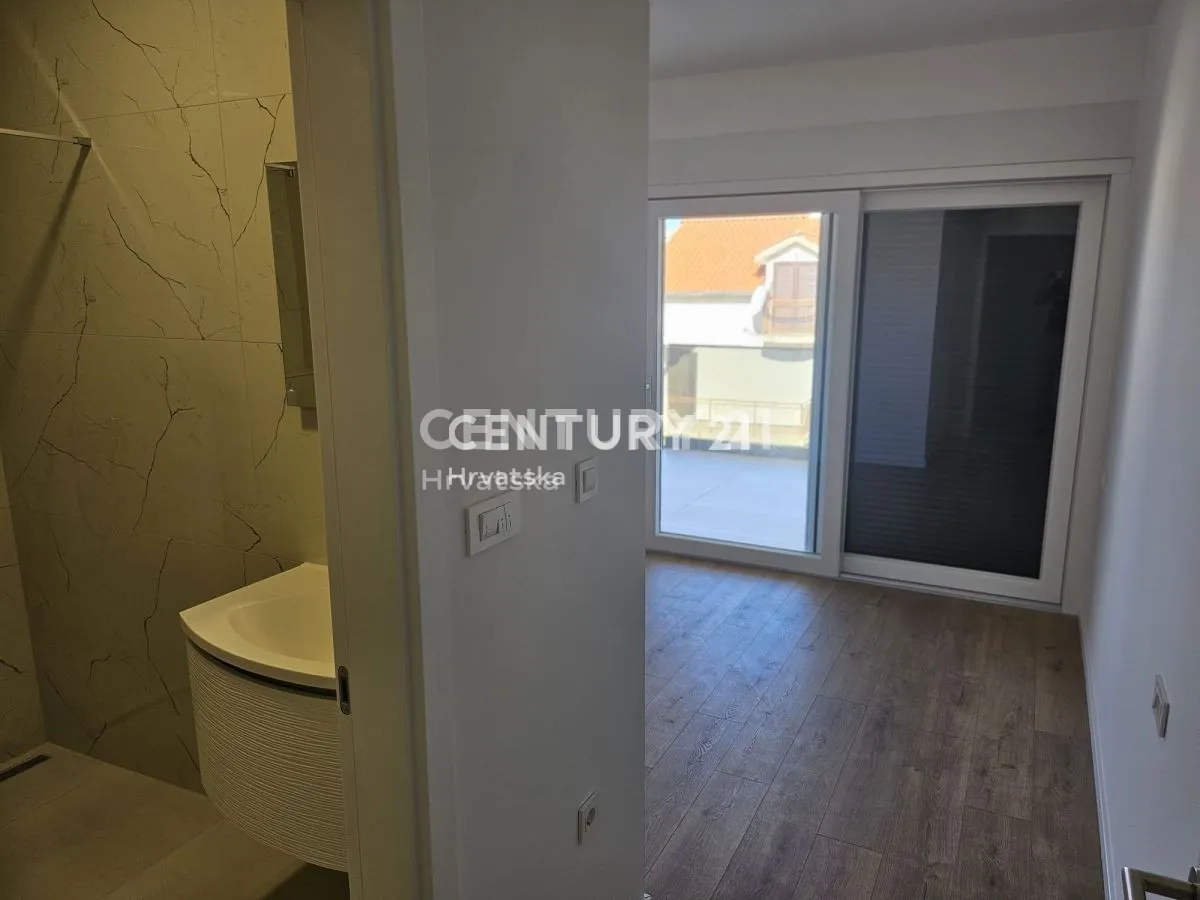 predivan trosoban stan drugi red do mora s krovnim terasama (107,81 m/2) - slika 13