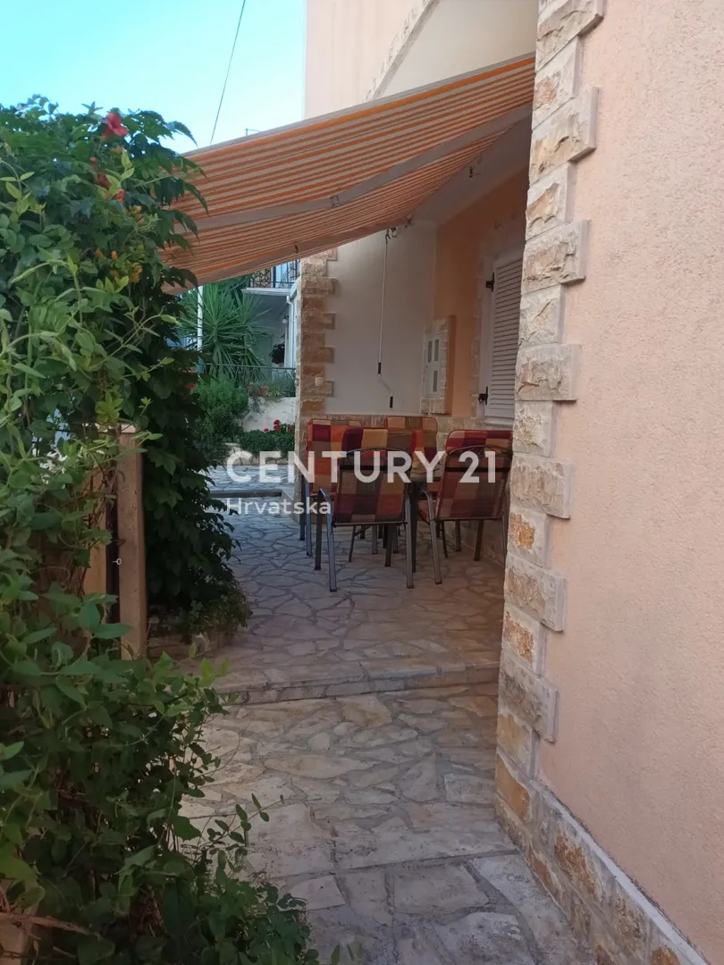 prodaja kuća u centru vodica (5 apartmana) – 278 m² - slika 12