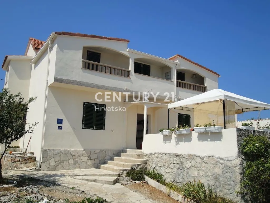 prvi red do mora! kuća s 3 apartmana i 1.806 m² zemljišta na drveniku malom - slika 2