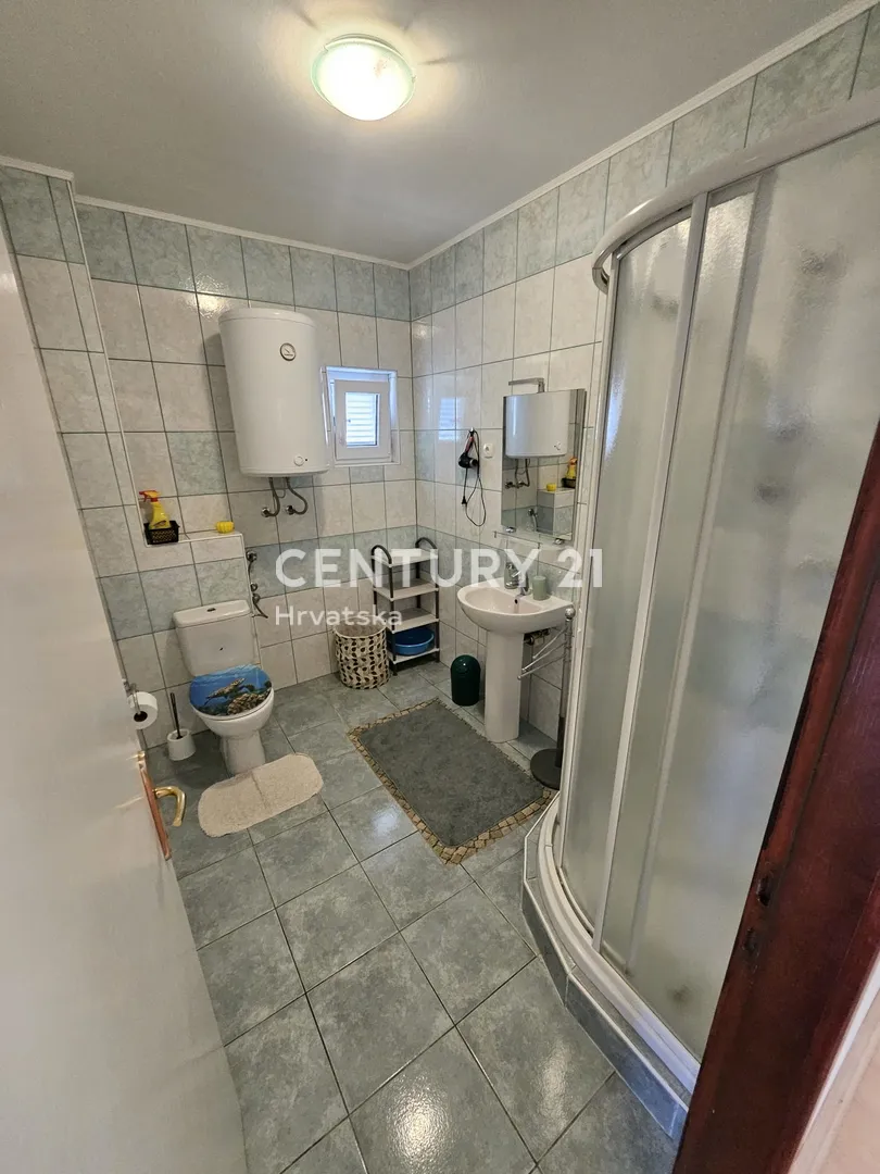 prodaja kuća u centru vodica (5 apartmana) – 278 m² - slika 33
