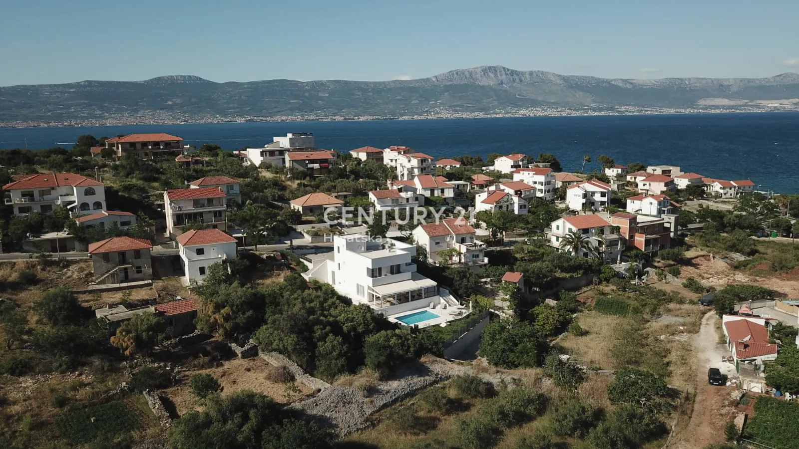 prostrana vila s 4 spavaće sobe i grijanim bazenom – slatine, čiovo - slika 6
