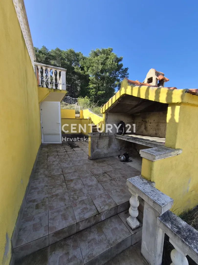 kuća s dva apartmana, velikom okućnicom i krovnom terasom s pogledom na more | 160 m od mora žirje - slika 22