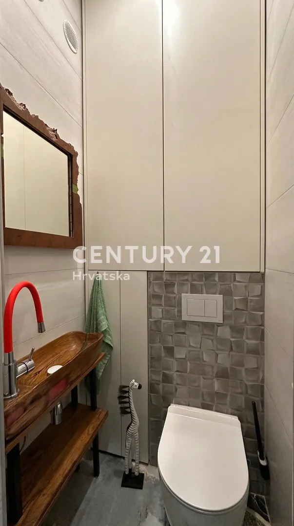 strogi centar - 5-sobni stan - balkon - parking - slika 10