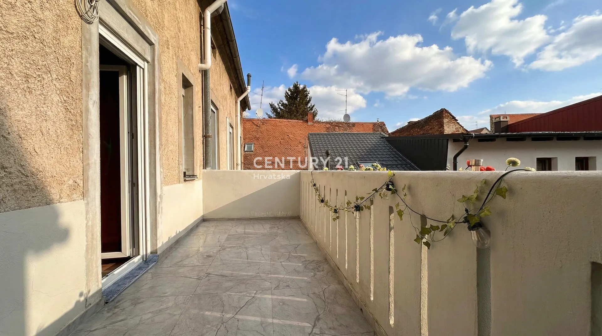 strogi centar - 5-sobni stan - balkon - parking - slika 12