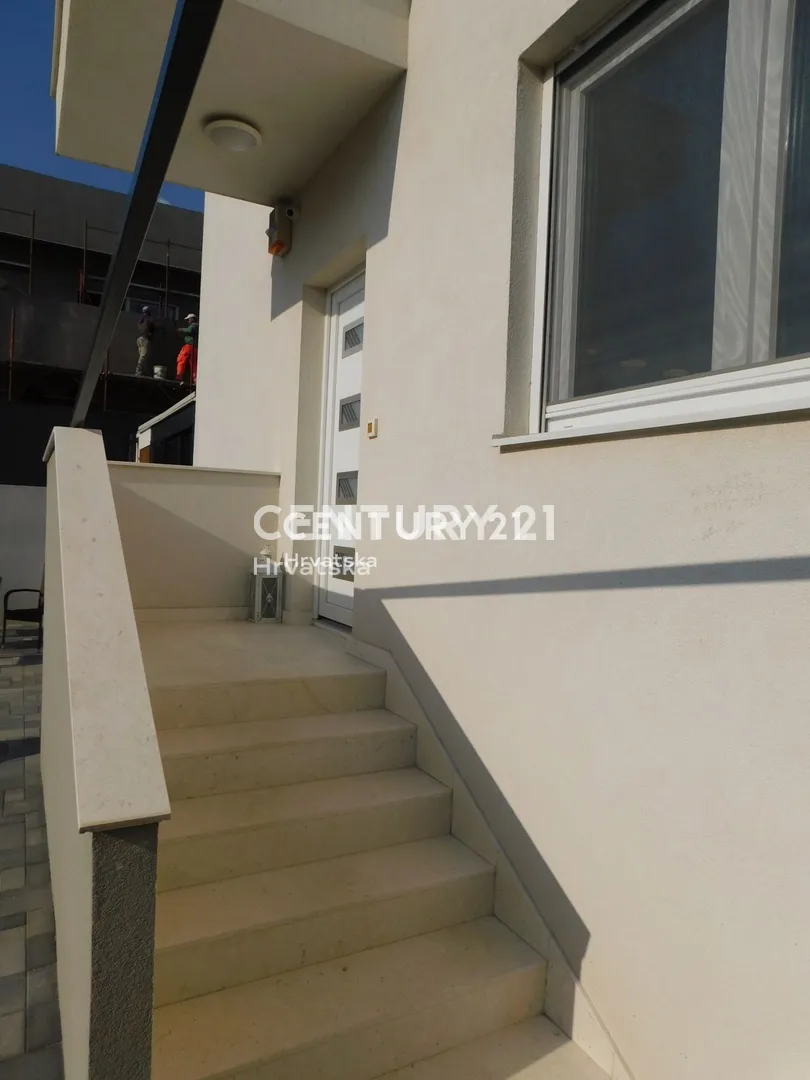 dva odvojena stana 80m2 i 75m2 vodice-350.000 eura - slika 14