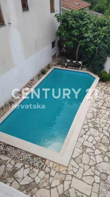 sveti lovreč, perini, poreč – istra | dvojna katnica 290 m² + terasa, balkon, bazen | potpuno namještena | renovirana 2024. - slika 5