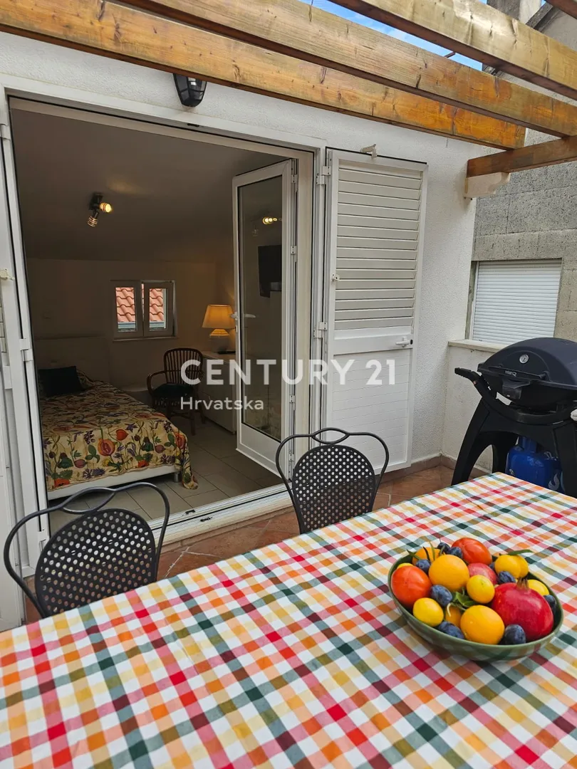 renovirana kamena kuća u nizu u centru kaštel lukšića 480.000 eur - slika 5