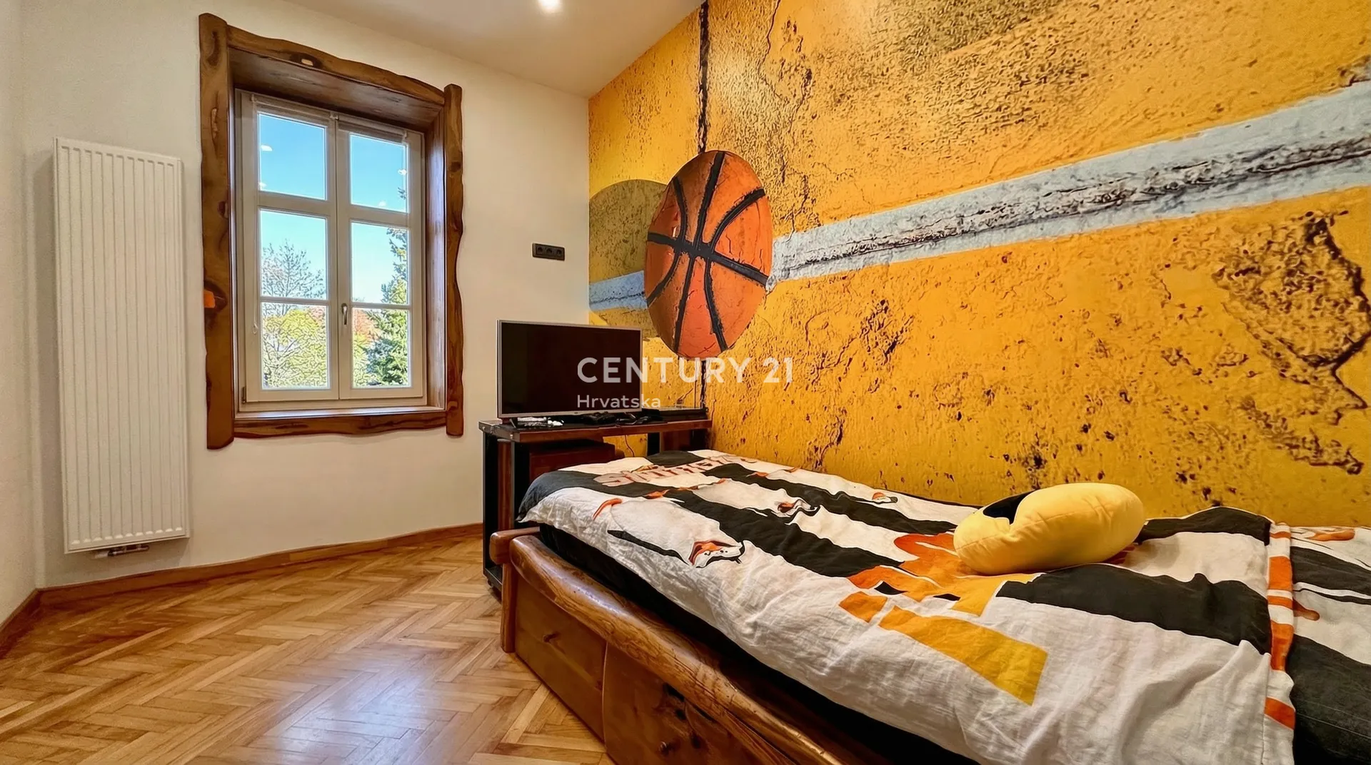 strogi centar - 5-sobni stan - balkon - parking - slika 19