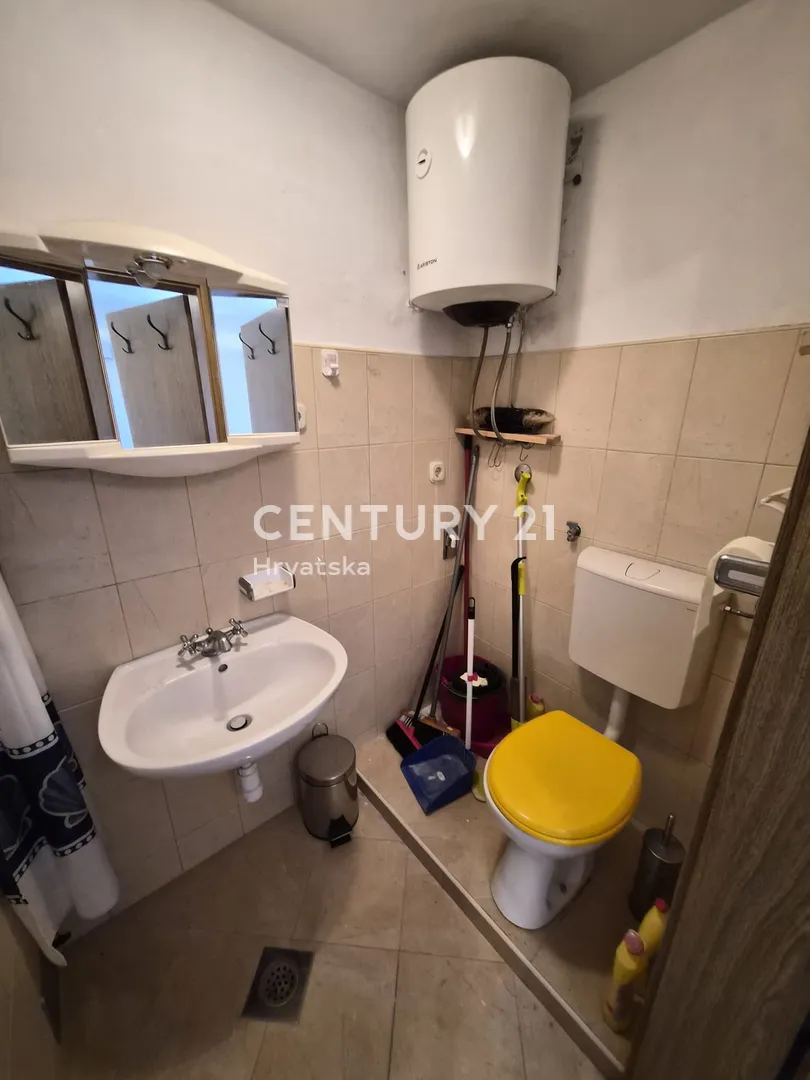 kuća s dva apartmana, velikom okućnicom i krovnom terasom s pogledom na more | 160 m od mora žirje - slika 33