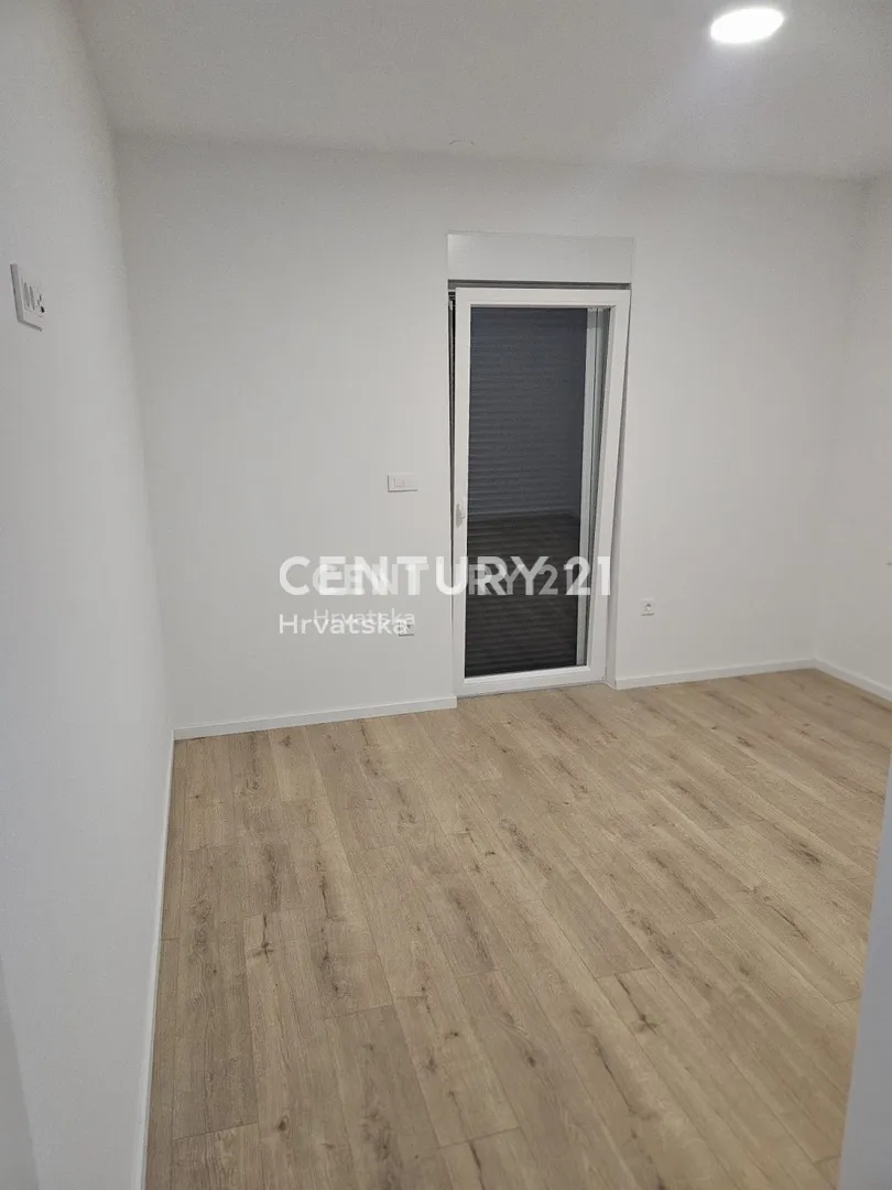 predivan trosoban stan drugi red do mora s krovnim terasama (107,81 m/2) - slika 14