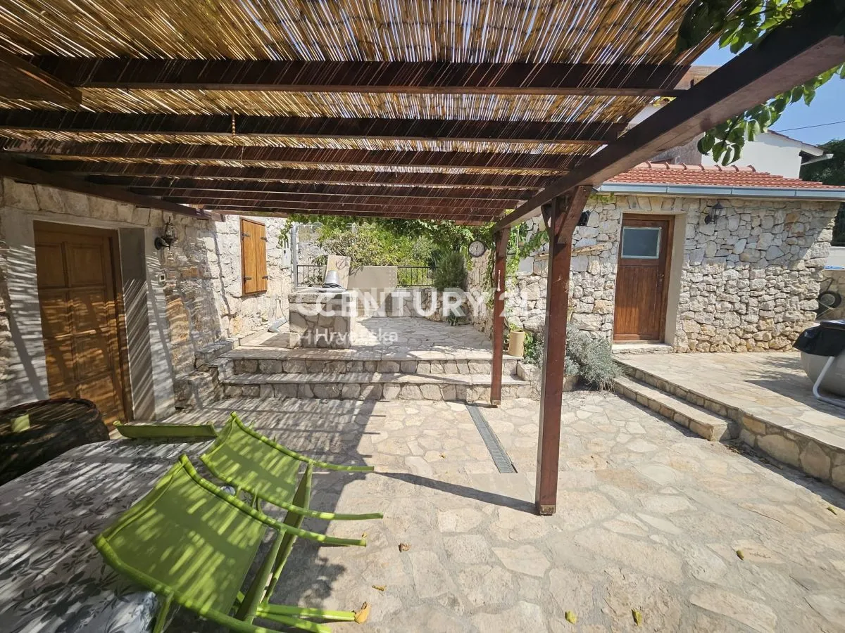 renovirana kamena dalmatinska kuća u mirnom dijelu vinišća cca 650 m od mora - slika 6