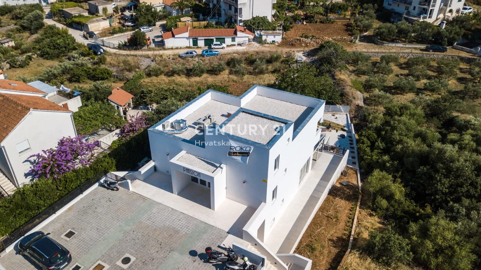 prostrana vila s 4 spavaće sobe i grijanim bazenom – slatine, čiovo - slika 16