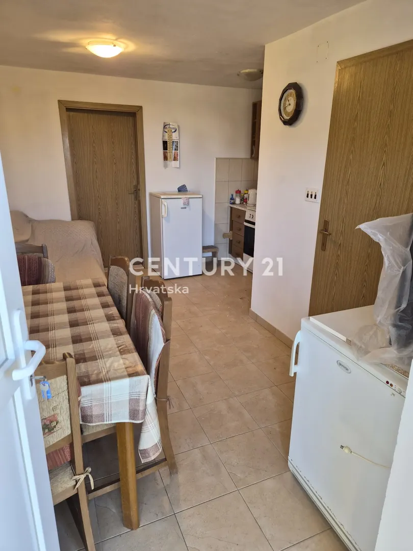kuća s dva apartmana, velikom okućnicom i krovnom terasom s pogledom na more | 160 m od mora žirje - slika 28